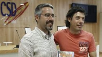 &Oacute;scar Freire, junto al periodista Juanma Muraday, autor de la biograf&iacute;a del ciclista &quot;&Oacute;scar Freire. El genio del arcoiris&quot;, en la presentaci&oacute;n en Madrid.