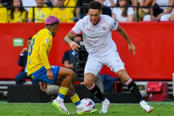 ****CORRECCIÓN EQUIPOS JUGADORES*** SEVILLA. 17/09/2023.- El centrocampista argentino del Sevilla, Lucas Ocampos (d), con el balón ante el defensa estadounidense de Las Palmas, Julian Araujo, durante el encuentro correspondiente a la quinta jornada de primera división disputado hoy Domingo en el estadio Sánchez Pizjuán, en la capital andaluza. EFE/ Raúl Caro.
