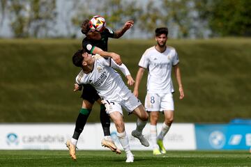 Álex Sala pugna con David González, del Castilla,.