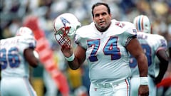 PITTSBURGH, PA - SEPTEMBER 28:  Offensive lineman Bruce Matthews #74 of the Tennessee Oilers (later Tennessee Titans) looks on from the field during a game against the Pittsburgh Steelers at Three Rivers Stadium on September 28, 1997 in Pittsburgh, Pennsylvania.  (Photo by George Gojkovich/Getty Images)