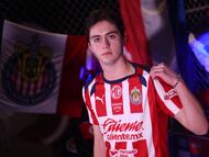 Brian Gutiérrez presume la camiseta de Chivas.