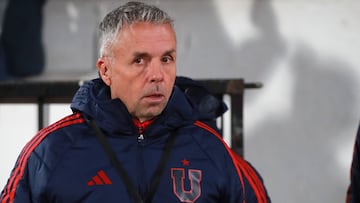 Futbol, Universidad de Chile vs Estudiantes de la Plata.
Fase de grupos, Copa Libertadores 2025.
El entrenador de Universidad de Chile Gustavo Alvarez, es fotografiado durante el partido de copa libertadores por el grupo A contra Estudiantes de la Plata disputado en el estadio Nacional en Santiago, Chile.
07/05/2025
Jonnathan Oyarzun/Photosport
Football, Universidad de Chile vs Estudiantes de la Plata.
Group stage, Copa Libertadores 2025.
Universidad de Chile’s head coach Gustavo Alvarez is pictured during the copa libertadores match for group A against Estudiantes de la Plata at the Nacional stadium in Santiago, Chile.
07/05/2025
Jonnathan Oyarzun/Photosport