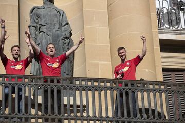 Los jugadores de Osasuna en el balcón del Palacio del Gobierno de Navarra.