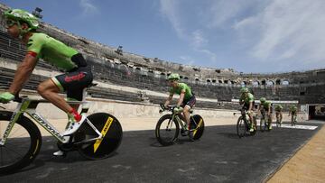 NOG. Nimes (France), 19/08/2017.- Cannondale Drapac Professional Cycling Team riders in action during the warm up before the first stage of the 72th edition of the Vuelta 2017 cycling race, a team time trial over 13.7Km in Nimes, southern France, 19 August 2017. (Ciclismo, Francia) EFE/EPA/SEBASTIEN NOGIER
