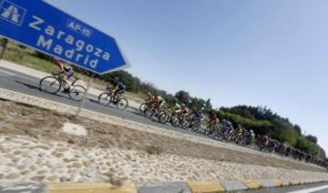 El pelotón durante la undécima etapa de la Vuelta Ciclista España que ha transcurrido entre Pamplona y San Miguel de Aralar (Navarra), de 153,4 kilómetros. 