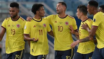 Colombia&#039;s Edwin Cardona (C) celebrates with teammates after scoring against Ecuador during the Conmebol Copa America 2021 football tournament group phase match at the Pantanal Arena in Cuiaba, Brazil, on June 13, 2021. (Photo by DOUGLAS MAGNO / AFP)