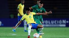 Reinier disputa un bal&oacute;n con Mois&eacute;s Villarroel en el partido del grupo B en el Torneo Preol&iacute;mpico Sudamericano Sub23 entre Brasil y Bolivia.