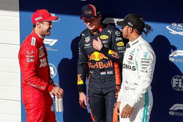 El neerlandés Max Verstappen, celebra junto al alemán Sebastian Vettel y el británico Lewis Hamilton. 
