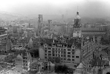 Stuttgart: 53 bombardeos que marcaron una ciudad

Entre 1940 y 1945, Stuttgart fue blanco de 53 ataques aéreos aliados, como parte de la ofensiva estratégica contra la Alemania nazi. Su importancia industrial, con fábricas como Daimler, Porsche y Bosch, y su papel como nudo ferroviario la convirtieron en un objetivo prioritario.

La ciudad sufrió 18 bombardeos a gran escala por parte de la RAF, que lanzó más de 21.000 toneladas de bombas. Sin embargo, su geografía montañosa y los refugios excavados en las colinas ayudaron a salvar muchas vidas, haciendo que la destrucción fuera menos severa que en otras ciudades alemanas.

A pesar de ello, el centro histórico quedó gravemente dañado, y Stuttgart fue apodada la “Coventry alemana” por su papel simbólico en la guerra aérea.