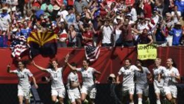 Las estadounidenses celebran el triunfo final en el Mundial de Canad&aacute;, tras arrollar a Jap&oacute;n por 5-2.