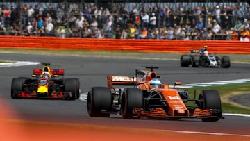 Fernando Alonso y Daniel Ricciardo en el Gran Premio de Gran Bretaña 2017.