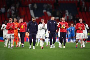 Los jugadores de la Selección inglesa se retiran del terreno de juego tras perder ante Islandia.