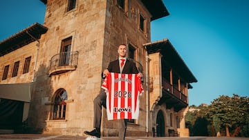 20-06-25. JONATHAN DUBASIN POSA CON LA CAMISETA QUE INDICA EL AÑO 2028, QUE TERMINA SU NUEVO CONTRATO CON EL SPORTING.