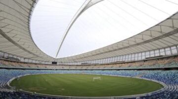 Otro recinto colorido de la Copa del Mundo de Sudáfrica 2010. Es un estadio ecológico y caben 54 mil personas.