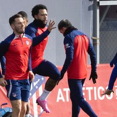 Buenas noticias para el Cholo: Barrios y Memphis llegan al derbi