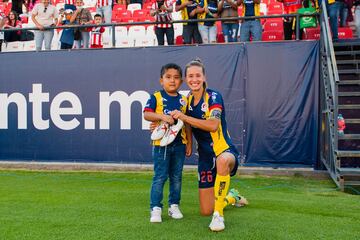 Perarnau, con un pequeño aficionado de Atlético de San Luis en el día del niño.