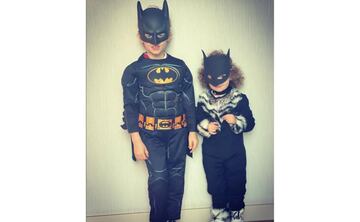 Los hijos de Rudy Fernández y Helen Lindes han elegido el disfraz de Batman para pasar este viernes de Halloween. 