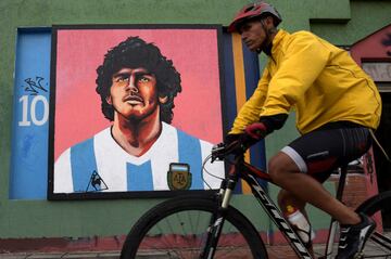 Mural de Diego Armando Maradona en Bogotá, Colombia.