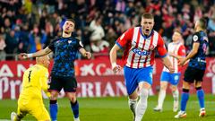 GIRONA, 21/01/2024.- Artem Dovbyk (d), delantero ucraniano del Girona celebra su segundo gol durante el partido correspondiente a la jornada 21 de LaLiga que enfrenta este domingo al Girona y al Sevilla en el estadio de Montilivi.EFE/ Siu Wu
