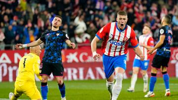 GIRONA, 21/01/2024.- Artem Dovbyk (d), delantero ucraniano del Girona celebra su segundo gol durante el partido correspondiente a la jornada 21 de LaLiga que enfrenta este domingo al Girona y al Sevilla en el estadio de Montilivi.EFE/ Siu Wu
