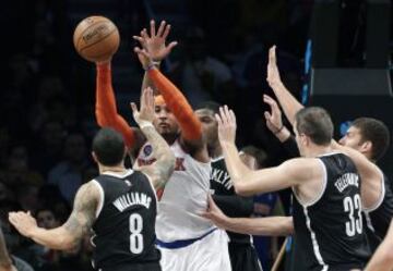 Carmelo Anthony pasa el balón. ¿El motivo? Cuatro jugadores de los Nets le atosigan.