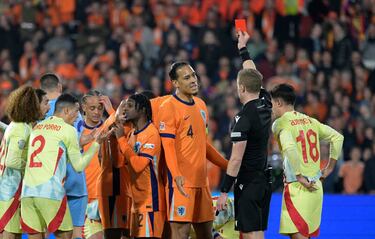 El árbitro sueco, Glenn Nyberg, le muestra la cartulina roja a Jorrel Hato por una dura entrada a Robin Le Normand.