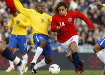 Brasil goleó 4-0 a Chile, pero el partido es recordado por dos cosas: Chile ocupó indumentaria sin marca por lío con Brooks y Luis Pedro Figueroa corrió para pedirle la camiseta a Ronaldinho, acción que fue muy criticada en el país. El jugador después explicó que fue para una obra benéfica.