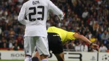 <b>CHOQUE CON ÖZIL. </b>Proença se trastabilló al querer evitar el balón.