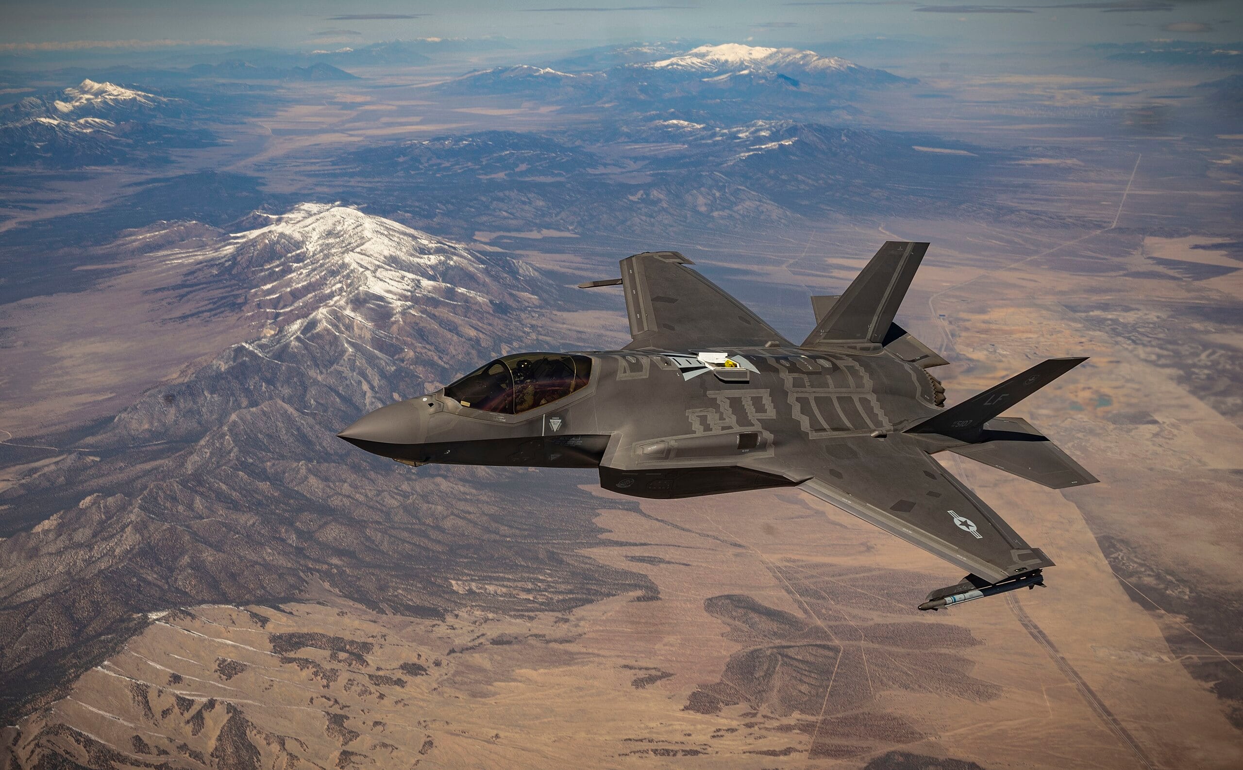 Un F -35 Lightning II designado para el equipo de la 62ª Fuerza de la Guerra en la Base de la Fuerza Aérea Luke de Aris vuela el 21-2, 18 de marzo de 2021 en el rango de prueba y prueba de Nevada. La bandera roja comenzó a ser un ejercicio de guerra en el aire en 1975, pero el aire, el espacio y los tops cibernéticos estuvieron involucrados en las peleas de guerra en todo momento. (American Air Force Airman Airman de primera clase Sachry Reoffus)