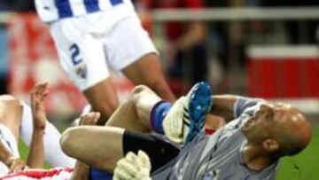<b>POR LOS SUELOS. </b>El Atlético se hundió más con cada gol que encajó. En esta acción, Willy Caballero, portero del Málaga, sufre un encontronazo con Diego Costa.
