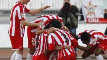 <b>UNA PIÑA. </b>Los jugadores del Almería, celebrando un gol. Esperan poder celebrar también la permanencia.