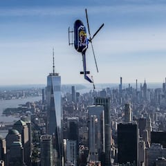 Aaron Fitzgerald desafía las leyes de la gravedad en helicóptero por el cielo de Nueva York
