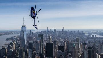 El piloto de Red Bull Aaron Fitzgerald realiza flips, barrel rolls y nose dives sobre el skyline de New York City.