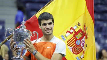 Flushing Meadows (United States), 11/09/2022.- Carlos Alcaraz of Spain celebrates with the championship trophy after defeating Casper Ruud of Norway during the men's final match at the US Open Tennis Championships at the USTA National Tennis Center in Flushing Meadows, New York, USA, 11 September 2022. The US Open runs from 29 August through 11 September. (Tenis, Abierto, Noruega, España, Estados Unidos, Nueva York) EFE/EPA/JUSTIN LANE