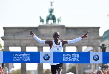 El atleta keniano corrió los 42,195 kilómetros en 2h 1m 39s, el primer récord mundial por debajo de las 2h 2m, rebajando en 1m 18s la anterior plusmarca