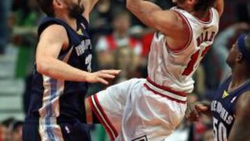 Marc Gasol defiende al francés Joakim Noah.