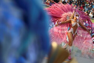 Un juerguista de la escuela Rosas de Ouro actúa durante la primera noche del desfile de Carnaval en el Sambódromo Anhembi en Sao Paulo.