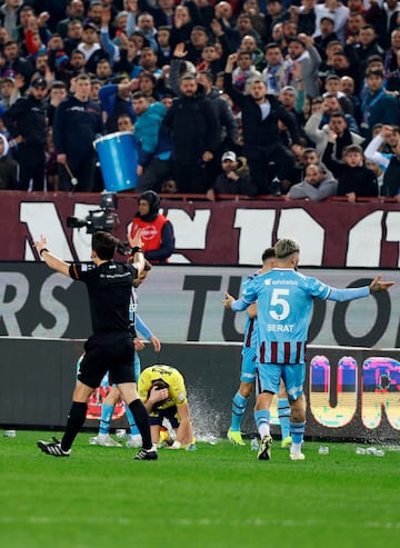 Numerosos ultras del Trabzonspor han agredido este domingo a los jugadores del Fenerbahçe tras perder su club en casa por 2-3. Tras pitarse el final del partido, los jugadores del Fenerbahçe intentaron celebrar la victoria sobre el césped, pero numerosos ultras del Trabzonspor irrumpieron en el campo agrediendo a los jugadores. Los futbolistas se defendieron, produciéndose una batalla campal de la que los jugadores fueron rescatados por las fuerzas de seguridad. 