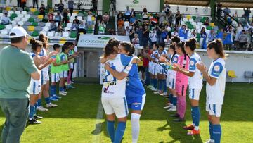 Pasillo de las jugadoras del Pozoalbense al Alhama por ser campe&oacute;n del Grupo Sur de Reto Iberdrola.