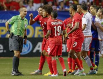 Jugadores de Panamá discuten con el árbitro Mark Geiger, que decretó penalti por una supuesta mano de Torres, lo que enfado de los panameños, que amenazaron incluso con retirarse del campo