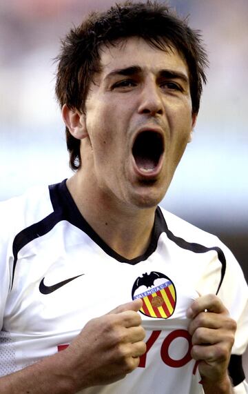 Termina la temporada de su debut en el Valencia (2005-2006) como segundo máximo anotador de la Liga tan solo un tanto por detrás de Eto'o. En la imagen celebra un gol ante el Celta el 2 de abril de 2006.