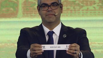 AME2415. LUQUE (PARAGUAY), 13/05/2019.- El director de competiciones de la Confederación Sudamericana de Fútbol (Conmebol), Federico Nantes, muestra la papeleta con el nombre del equipo argentino River Plate durante la gala del sorteo de los octavos de final de la Libertadores este lunes, en la sede de la Conmebol en Luque (Paraguay). EFE/Andrés Cristaldo