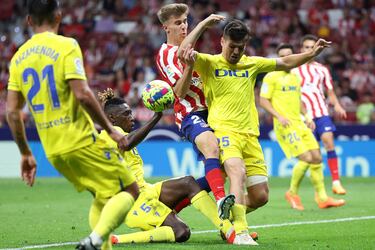 El jugador del Atlético, Pablo Barrios, entre los jugadores del Cádiz, Momo Mbaye y Jorge Meré.