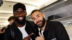 Rüdiger y Benzema, en el avión que llegó al Real Madrid a Glasgow en septiembre de 2022.