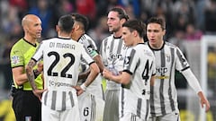 Jugadores de la Juventus discuten con el árbitro del partido ante el Nápoles.