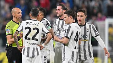 Jugadores de la Juventus discuten con el árbitro del partido ante el Nápoles.