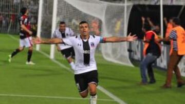 Fierro celebra un gol contra Atlas por la Copa Libertadores, en el Monumental.