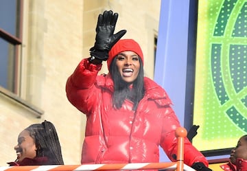 La artista dejó a un lado el glamour y optó por esta chaqueta roja para cubrirse del frío.