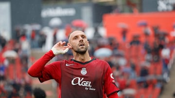 PALMA, 12/04/2026.- El jugador del Real Mallorca Vedat Muriqi celebra su segundo gol contra el Rayo Vallecano, durante el partido de la jornada 31 de LaLiga EA Sports entre el Real Mallorca y el Rayo Vallecano, este domingo en el Estadi Mallorca Son Moix.- EFE/ Cati Cladera