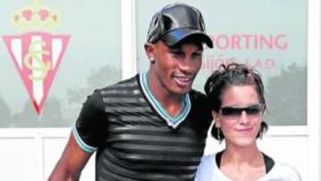 <b>LA CARA AMABLE. </b>Gregory, fotografiándose ayer con una joven aficionada rojiblanca.